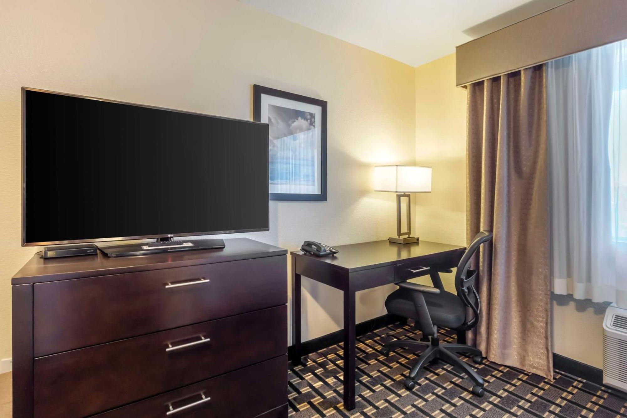 Best Western Plus Edmonds Harbor Inn Bagian luar foto