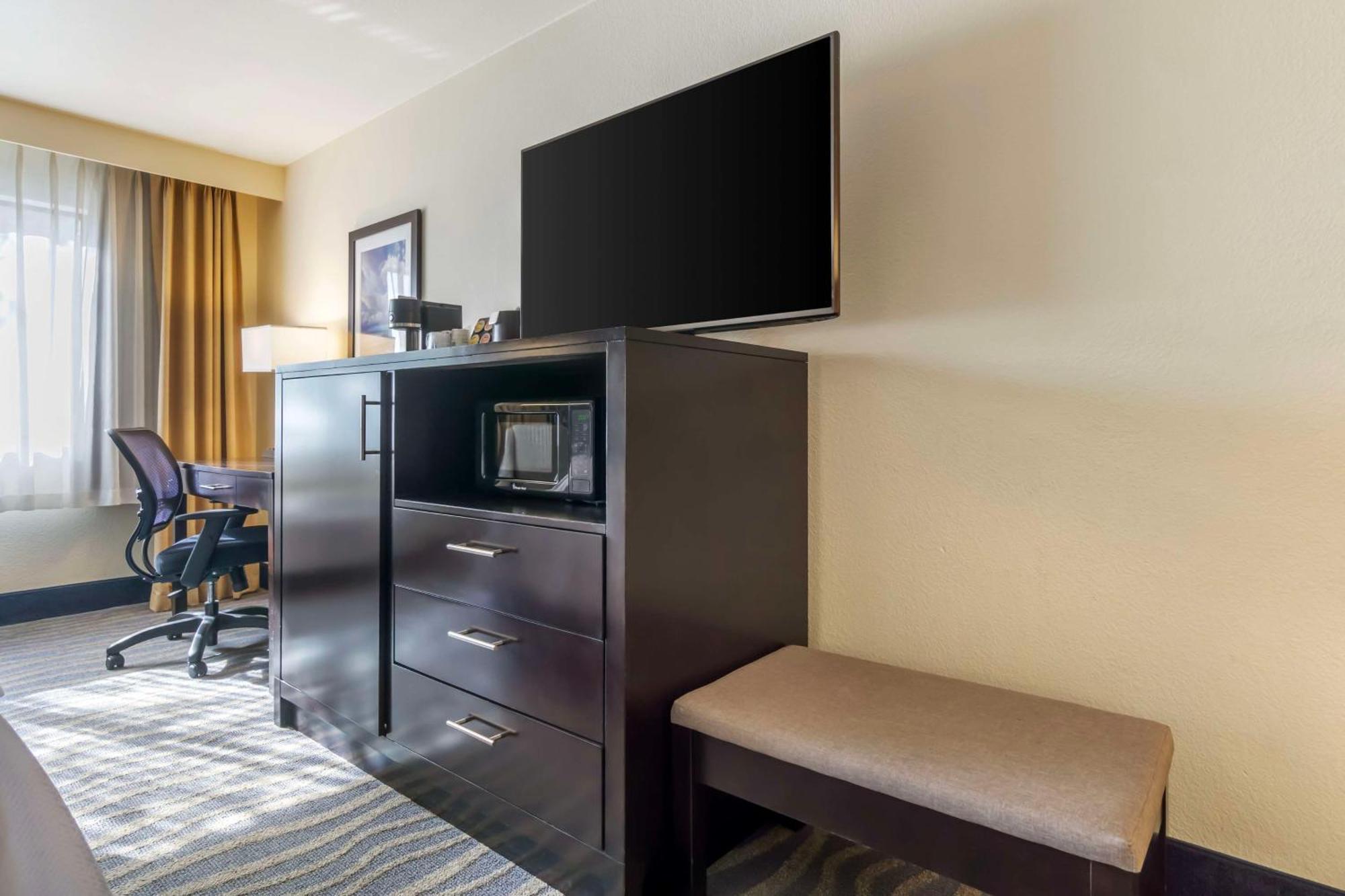 Best Western Plus Edmonds Harbor Inn Bagian luar foto
