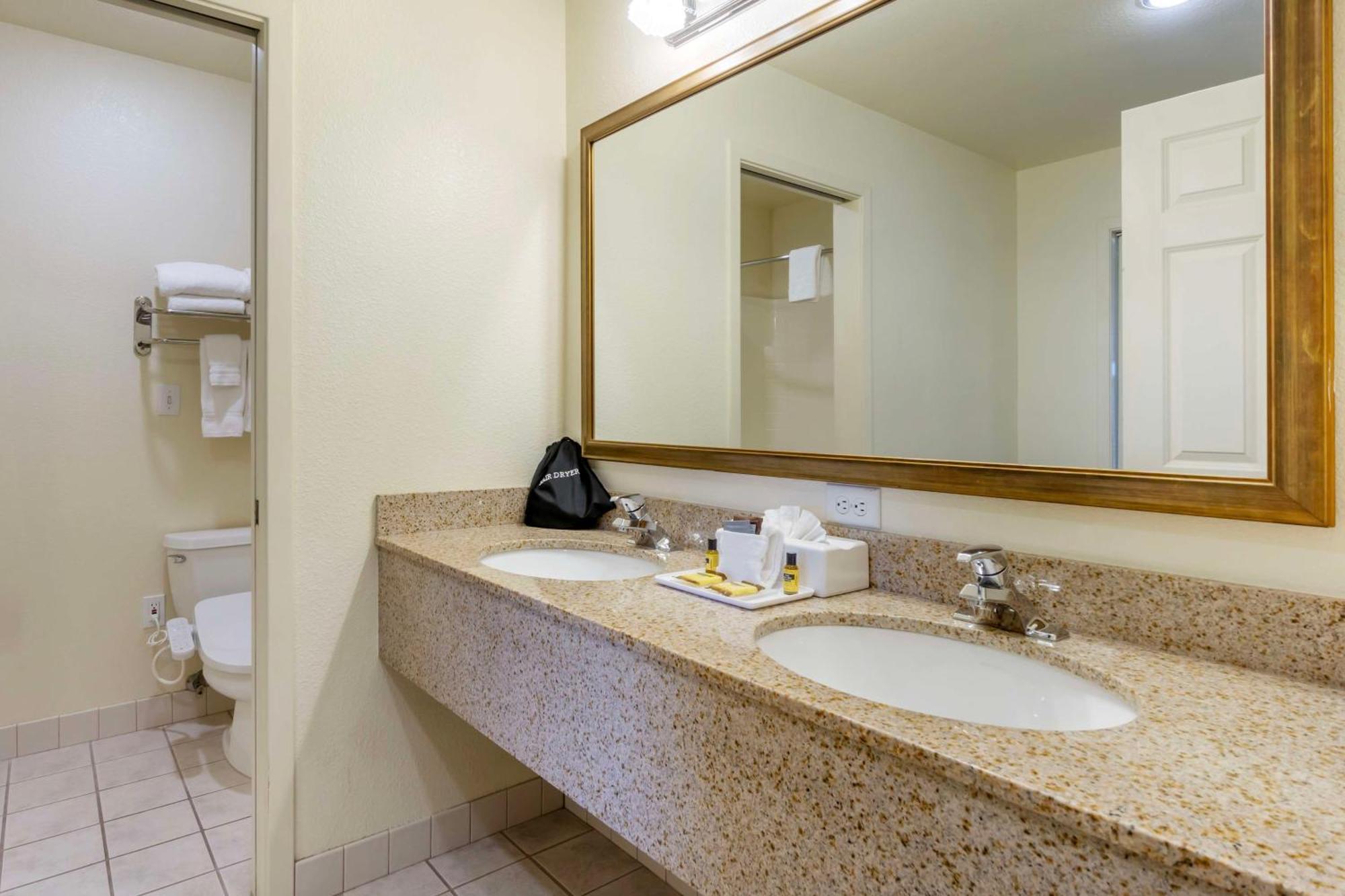 Best Western Plus Edmonds Harbor Inn Bagian luar foto
