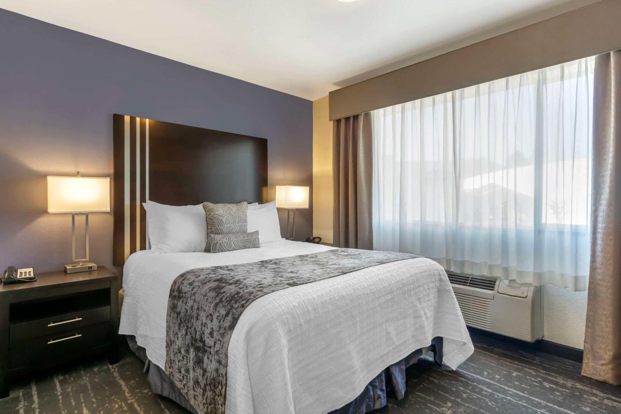 Best Western Plus Edmonds Harbor Inn Bagian luar foto