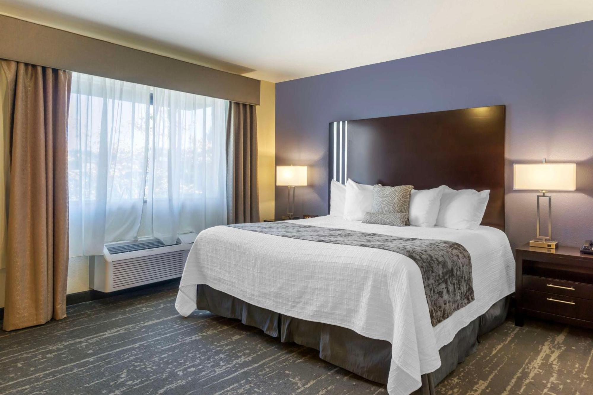 Best Western Plus Edmonds Harbor Inn Bagian luar foto